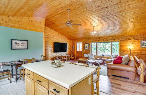 Dubois Haus | Dubois Riverfront Lodge with On-Site Fishing and Views