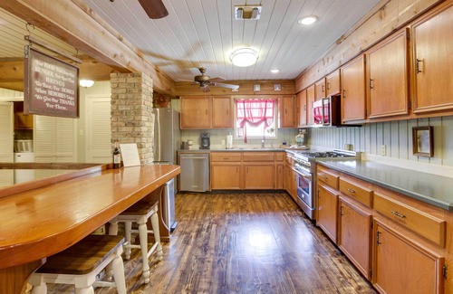 Theriot Haus | Dularge Grand Villa - Steps to Marina + Fishing!