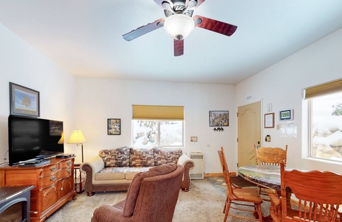 Yosemite West Wohnung | Duplex Apartment in Yosemite National Park with Fireplace & Prime Location
