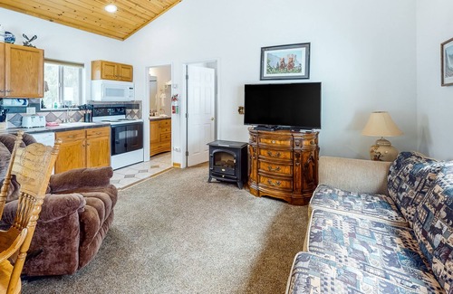 Yosemite West Haus | Duplex Upper Level in Yosemite National Park with Fireplace & Prime Location