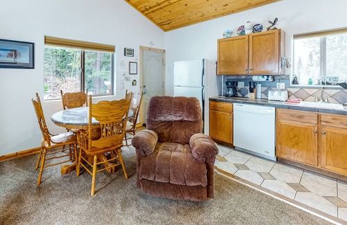 Yosemite West Haus | Duplex Upper Level in Yosemite National Park with Fireplace & Prime Location