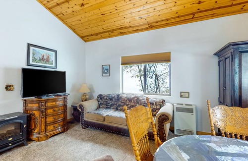 Yosemite West Haus | Duplex Upper Level in Yosemite National Park with Fireplace & Prime Location