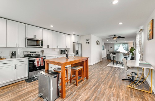 Springfield Eigentumswohnung | Duplex w/ Fire Pit ~ 1 Mi to MGM Springfield!