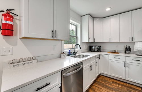 Springfield Eigentumswohnung | Duplex w/ Fire Pit ~ 1 Mi to MGM Springfield!