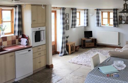 Ebrington Haus | Dusty's Stable - E4751