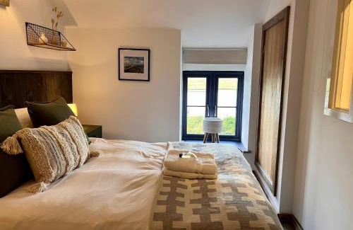 Cwrt Haus | Dyfi Hideaway - Holiday Cottage Snowdonia - Stunning River & Valley Views - Ynyshir