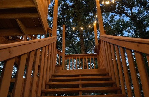 Florence Haus | Eagle Crest Treehouse with lake view.