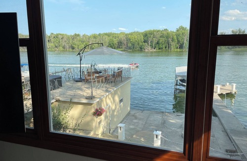 Edgerton Haus | Eagle's Landing on the Rock River, Pontoon available to rent