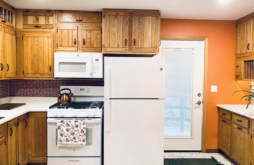 Glen Ellyn Haus | Earthy Hobbit Home w/ Privacy & Serenity - Near Wheaton College & Downtown