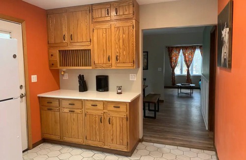 Glen Ellyn Haus | Earthy Hobbit Home w/ Privacy & Serenity - Near Wheaton College & Downtown