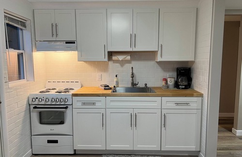 Acme Hütte | East Bay Getaway Cottage - Minutes away from Downtown Traverse City & Horse Show