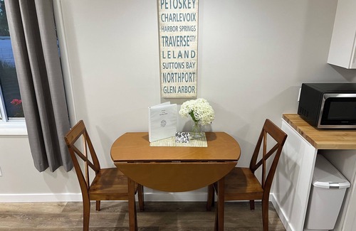 Acme Hütte | East Bay Getaway Cottage - Minutes away from Downtown Traverse City & Horse Show