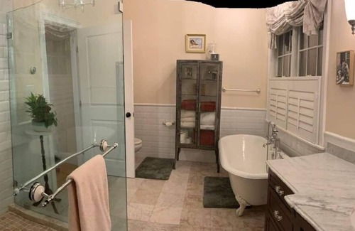 East Chop Haus | East Chop Waterview Farmhouse Sanitary & Serene