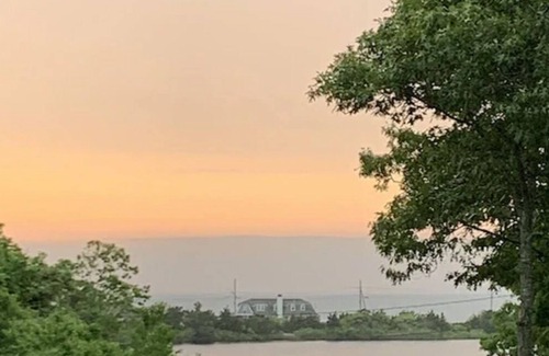 East Chop Haus | East Chop Waterview Farmhouse Sanitary & Serene