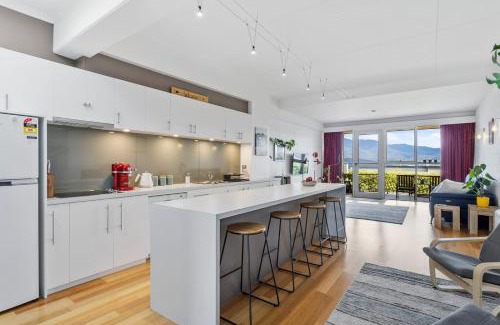 Lindisfarne Haus | Eastern Shore Escape - Panoramic Modern Comforts