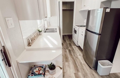 South Lethbridge Haus | Easy Access Full Duplex - Sleeps 12