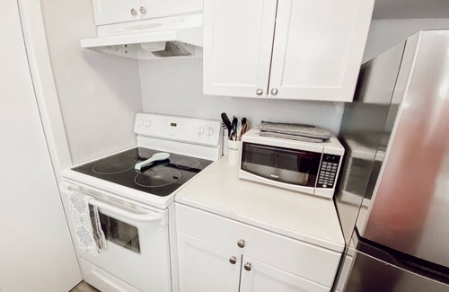 South Lethbridge Haus | Easy Access Full Duplex - Sleeps 12