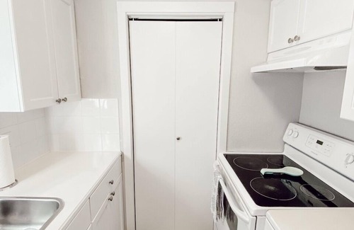South Lethbridge Haus | Easy Access Full Duplex - Sleeps 12