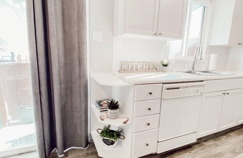 South Lethbridge Haus | Easy Access Full Duplex - Sleeps 12
