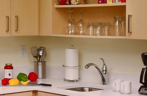 Middleburg Heights Hotel | Easy Access to Cleveland Hopkins In'tl Airport! Spacious Suite w/ Full Kitchen