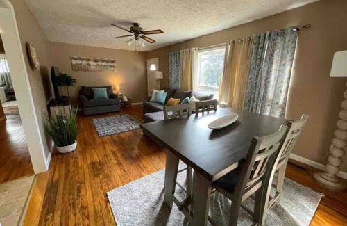 Rockwood Haus | EASY Checkout, Safe, Comfy 3 bd w/KING Pets OK