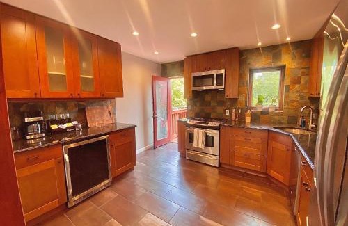 The Heights Wohnung | Easy PATH&Bus access- NYC| designer home + Deck.