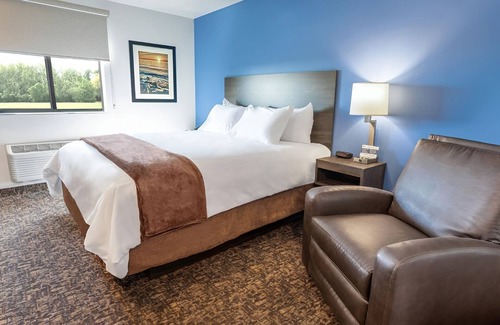 Watertown Hotel | Easy Stay Room With Full Kitchen Near Bramble Park Zoo & Redlin Art Center