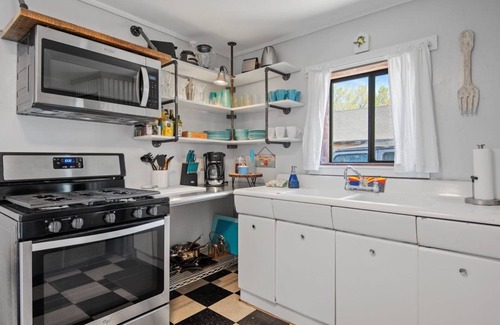 Southside Haus | Eclectic & Fun Lumberyard Urban Cabin #1 in downtown, next to NAU