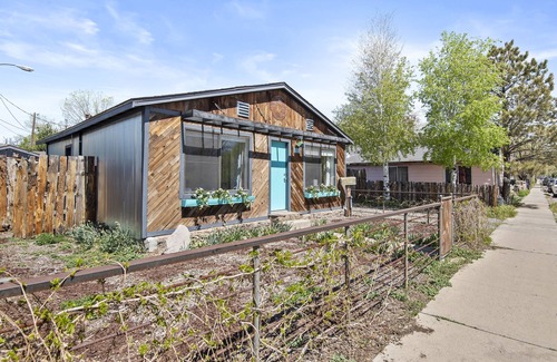Southside Haus | Eclectic & Fun Lumberyard Urban Cabin #1 in downtown, next to NAU