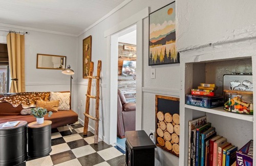 Southside Haus | Eclectic & Fun Lumberyard Urban Cabin #1 in downtown, next to NAU