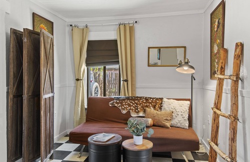 Southside Haus | Eclectic & Fun Lumberyard Urban Cabin #1 in downtown, next to NAU