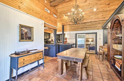 Eureka Springs Historic District Haus | Eclectic Osage Cottage in Historic District