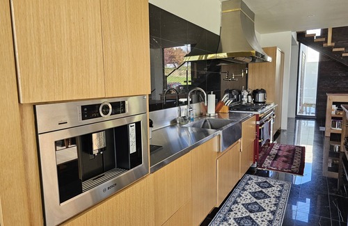 King Haus | đEcoLux Estate w/ La Canche Range & Hot Tub: 7 miles to UM