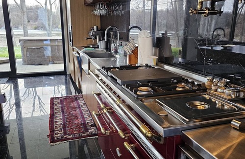 King Haus | đEcoLux Estate w/ La Canche Range & Hot Tub: 7 miles to UM