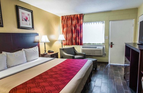 Cocoa Beach Hotel | Econo Lodge Cocoa Beach - near the Port