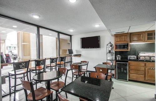 Ellendale Hotel | Econo Lodge Inn & Suites