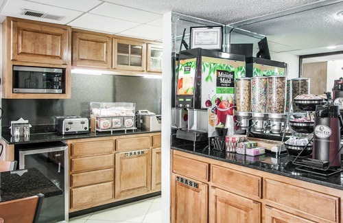 Ellendale Hotel | Econo Lodge Inn & Suites