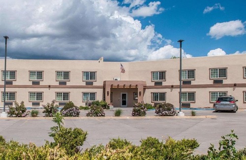 Southside Hotel | Econo Lodge Inn & Suites