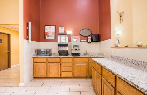 Lake Mills Hotel | Econo Lodge