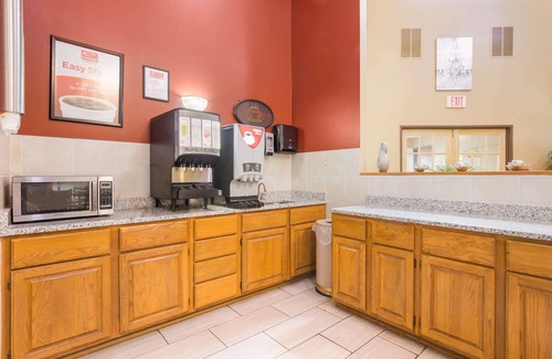 Lake Mills Hotel | Econo Lodge