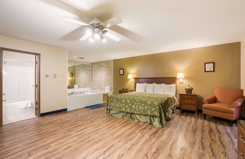 Lake Mills Hotel | Econo Lodge