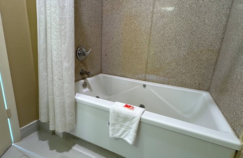 Pocomoke City Hotel | Econo Lodge Pocomoke City Hwy 13