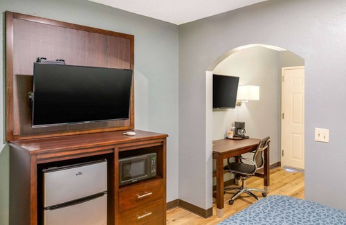 Northwest Heights Hotel | Econo Lodge West - Coors Blvd