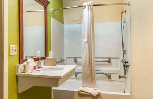 Northwest Heights Hotel | Econo Lodge West - Coors Blvd