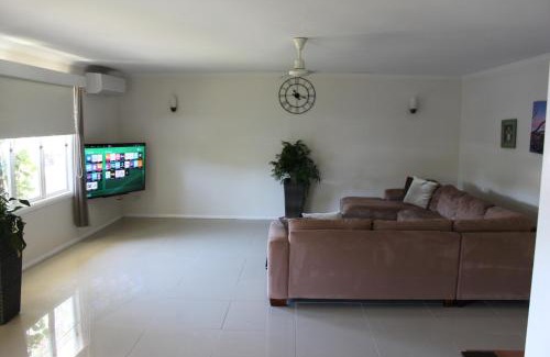 Edge Hill Haus | Edge Hill Clean & Green Cairns, 7 Minutes from the Airport, 7 Minutes to Cairns CBD & Reef Fleet Terminal