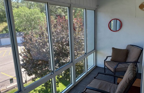 Detroit Lakes Eigentumswohnung | Edgewater Condo, central location, beach, dock, indoor & outdoor pools, sauna.