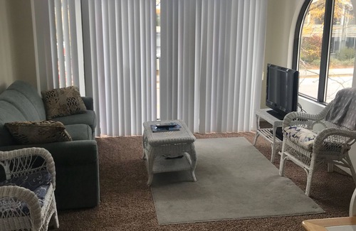 Charlevoix Eigentumswohnung | Edgewater Condo. Street Side .