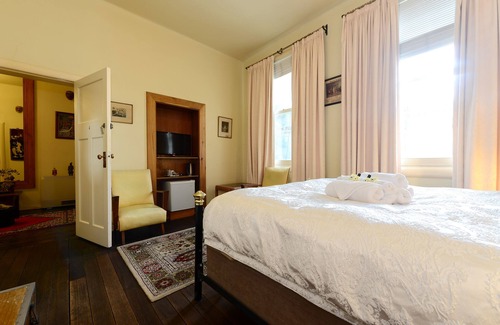 Hobart Central Business District Bed & Breakfast | Edinburgh Gallery Bed & Breakfast