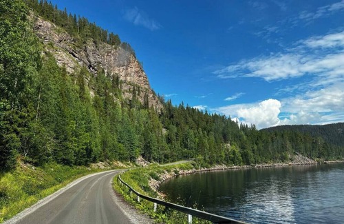 Stromsund Municipality Wohnung | Eget Enkelt Dubbelrum med Hall i Modernt Hem, Naturnära