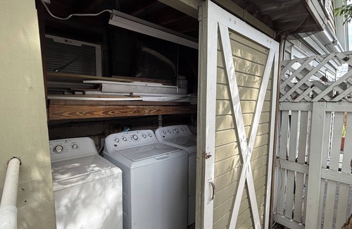 Uptown - Upper Duval Hütte | Egret Suite | Bright Retreat, Hot Tubs, Steps from Duval!